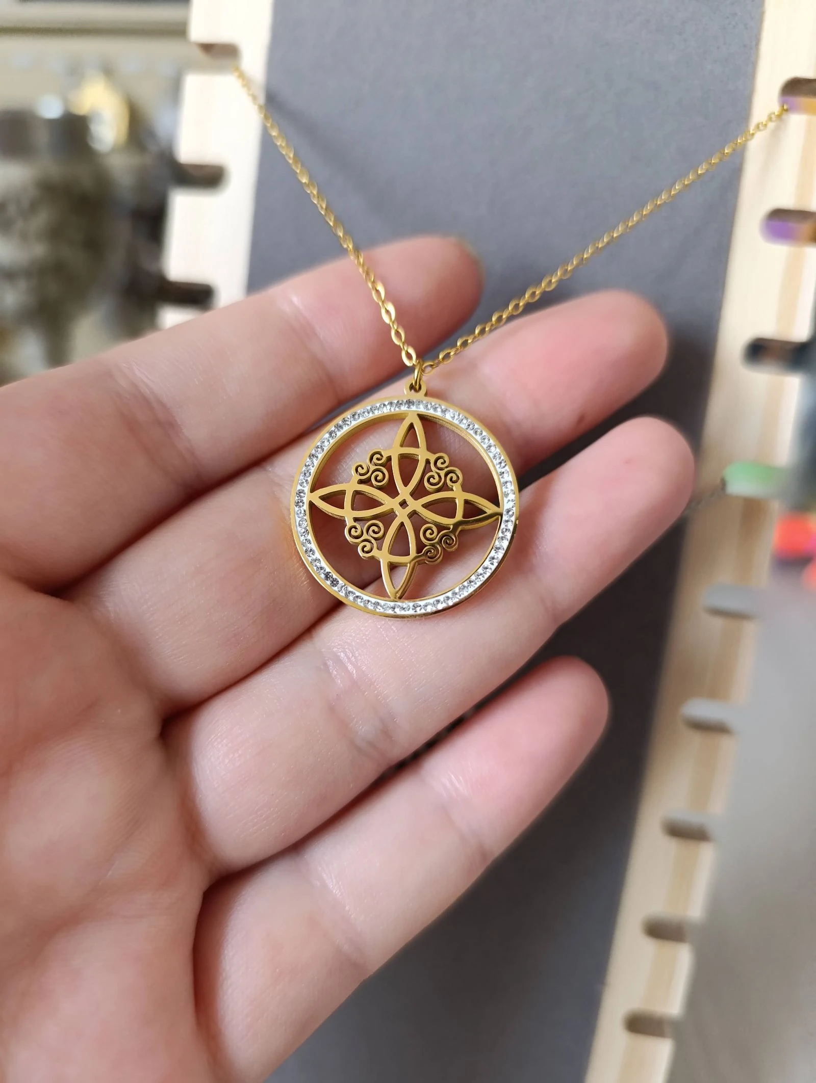 Collier avec nœud de sorcière et paillettes – photo 3
